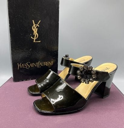 YVES SAINT LAURENT - Court shoes. 1990s.

Black...