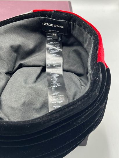 GIORGIO ARMANI - vers 2010 - Toque.

Le modèle...