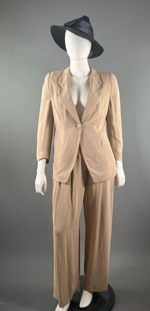 GIORGIO ARMANI - Tailleur pantalon.

L'ensemble...