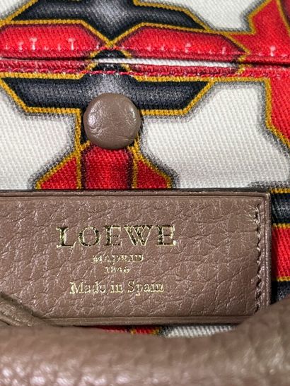 LOEWE - Sac GRENADE

Le modèle est taillé...