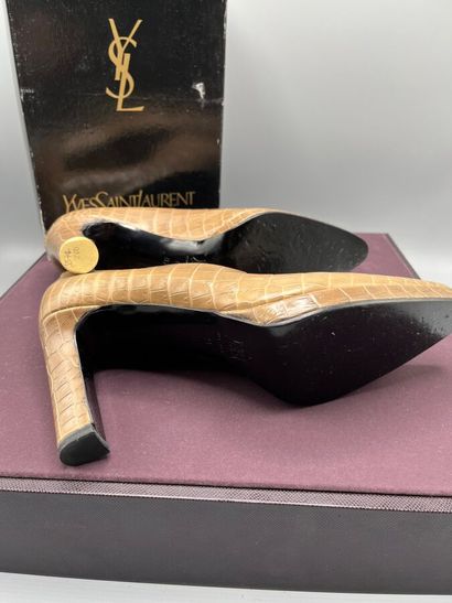 YVES SAINT LAURENT - Court shoes. 1990s.

Light...