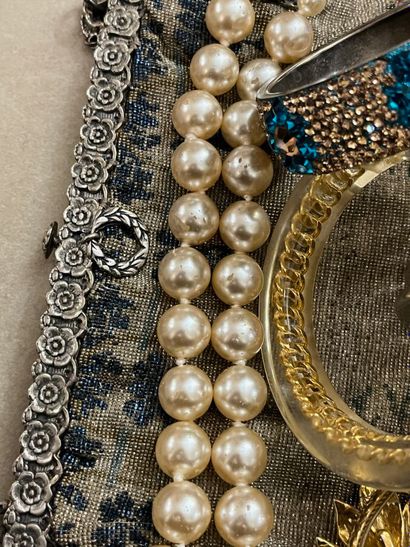 Lot de bijoux et accessoires:

-Bracelet...