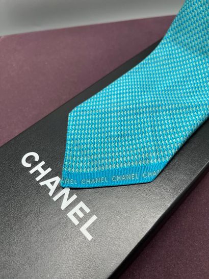 CHANEL - Cravate.

Modèle réalisé en soie...
