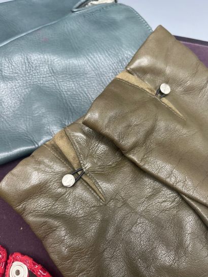 GIORGIO ARMANI - Lot de 4 paires de gants.

Gants...