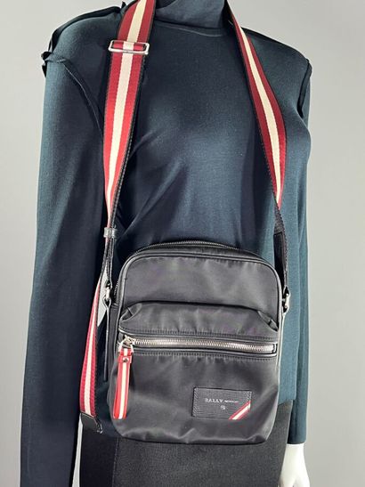 BALLY Suisse - Sacoche

Le modèle est taillé...