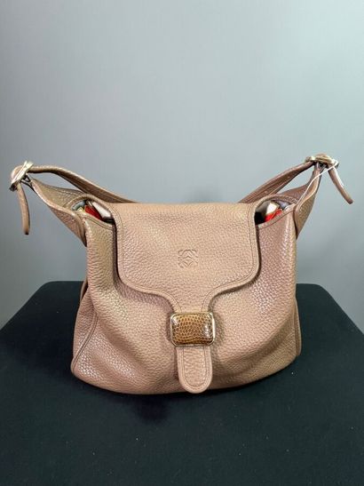 LOEWE - Sac GRENADE

Le modèle est taillé...