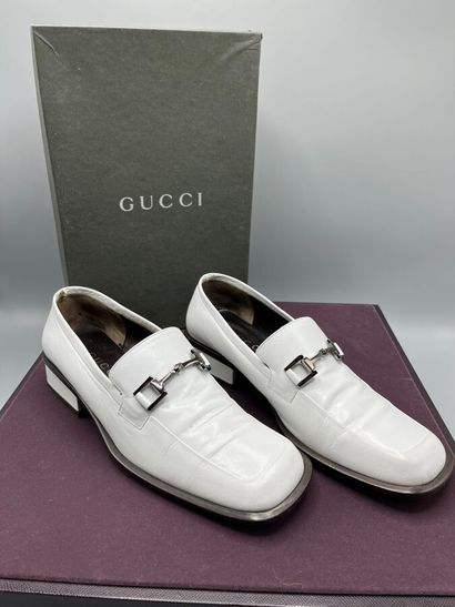 GUCCI - Mocassins.

Le modèle est réalisé...