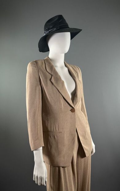 GIORGIO ARMANI - Tailleur pantalon.

L'ensemble...