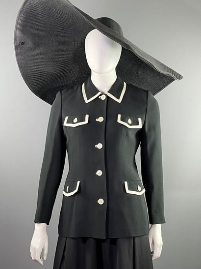 Miss TORRENTE - Jacket

Cut from midnight-blue...