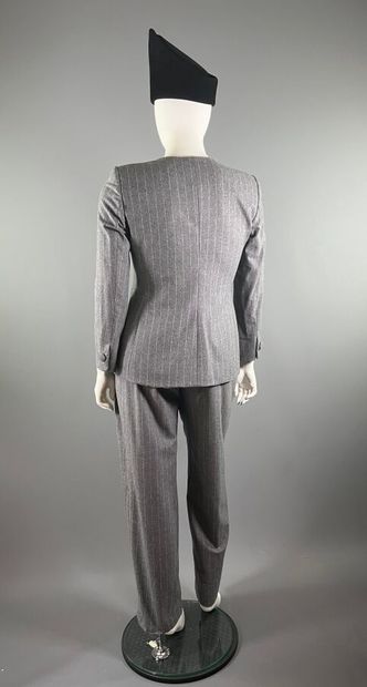 GIORGIO ARMANI - Tailleur pantalon.

L'ensemble...