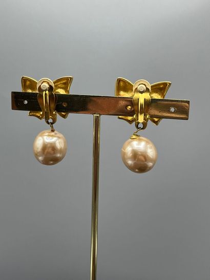 KARL LAGERFELD - Clips d'oreilles.

Le modèle...