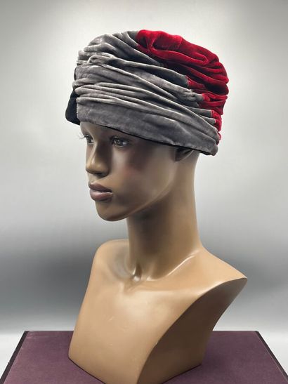 GIORGIO ARMANI - vers 2010 - Toque.

Le modèle...