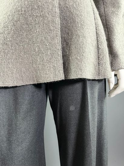 GIORGIO ARMANI - Veste et pantalon.

Le modèle...