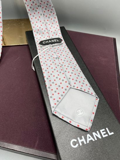 CHANEL - Cravate.

Modèle en twill de soie...