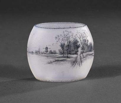 DAUM Nancy
Oval flattened glass vase decorated...