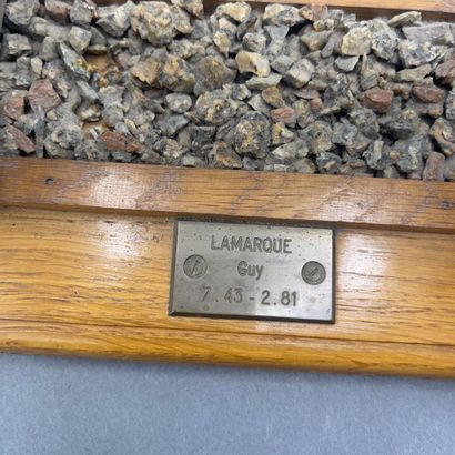 Miniature wagon axle, in turned steel resting...