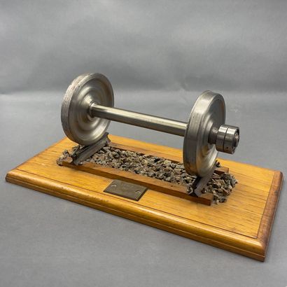 Miniature wagon axle, in turned steel resting...