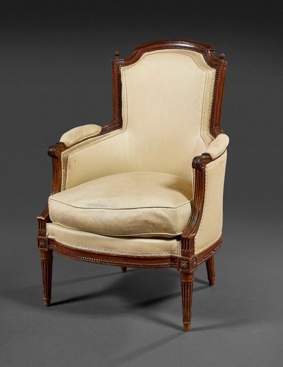 Moulded and carved beech cabriolet bergère...