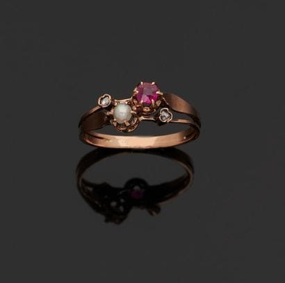 18k (750 thousandths) yellow gold ring set...