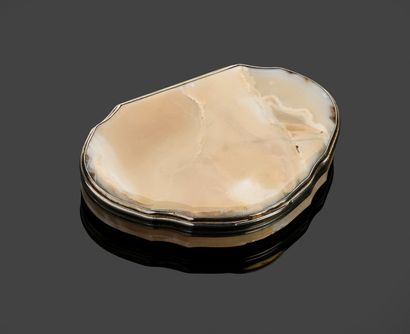 Tabatière en agate crème, cerclée en argent...