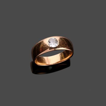 18k (750 thousandths) yellow gold ring set...