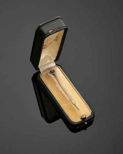 18k (750 thousandths) gold tie pin set with...