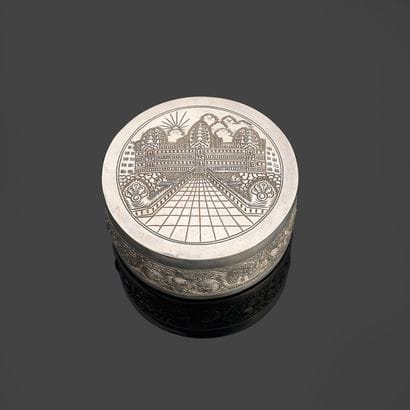 Boite circulaire couverte en argent 900 millièmes,...