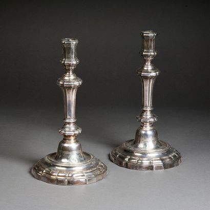 PARIS 1783 - 1784
Paire de flambeaux en argent,...