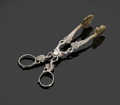 Paire de ciseaux à sucre en argent et vermeil...