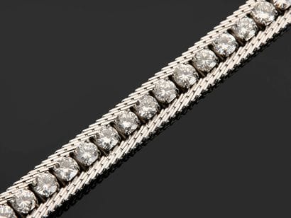 18k (750 thousandths) white gold diamond...