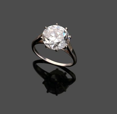 Solitaire ring in platinum (900 thousandths)...