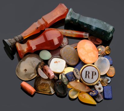 Lots comprising various hardstone cachets,...