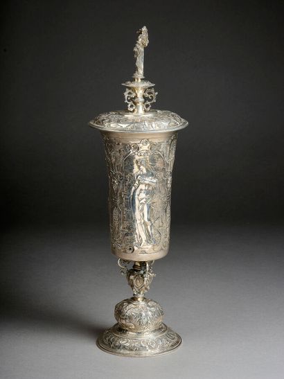 COUPE ou POKAL en argent (800). Le pied circulaire...
