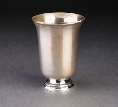 Timbale tulipe en argent à décor de filets,...