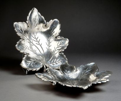SARMENTO à Lisbonne - Pair of hammered silver...