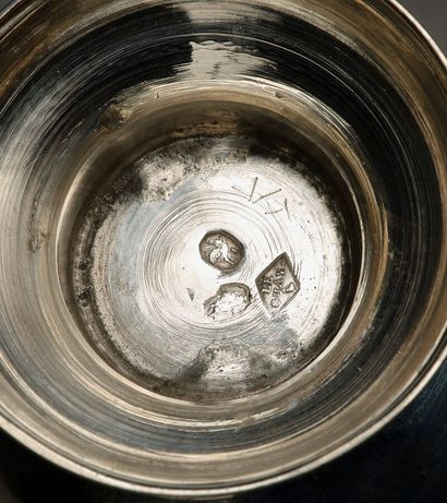 Timbale tulipe en argent 950 millièmes à...