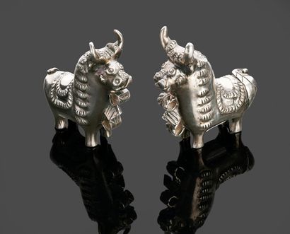 Two horned animals in silver (925 thousandths)...