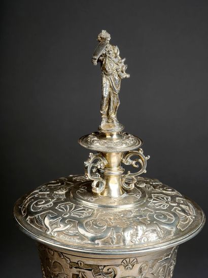 COUPE ou POKAL en argent (800). Le pied circulaire...