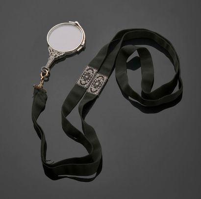 Loupe à main déployante de dame en argent,...