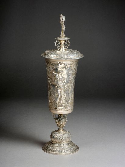 COUPE ou POKAL en argent (800). Le pied circulaire...