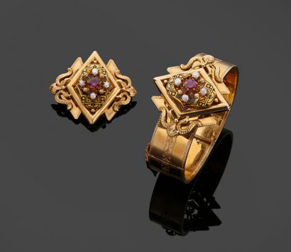 Set in 18 k (750 thousandths) yellow gold,...