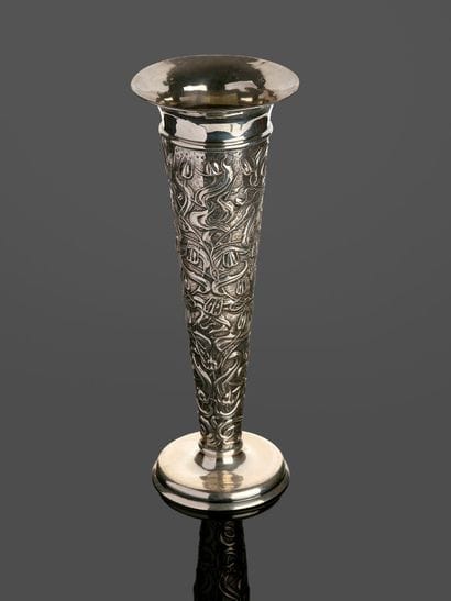 Vase cornet en argent 800 millièmes à décor...