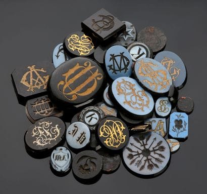 Thirty obsidian hardstones and agates with...