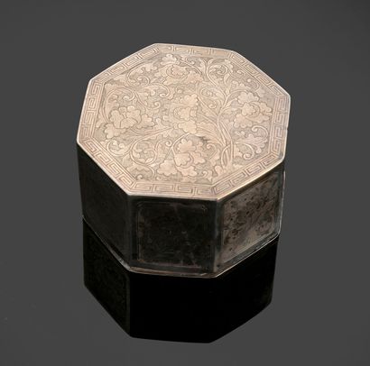 Boîte couverte octogonale en argent 800 millièmes...