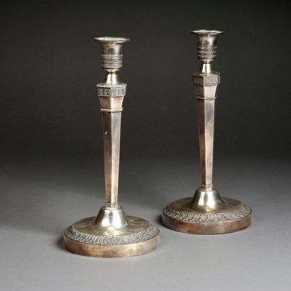 Paire de flambeaux en argent, le fût hexagonal,...