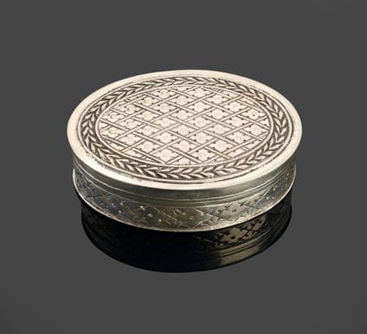 Boîte oblongue en argent 800 millièmes, le...