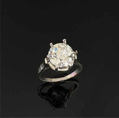 Antique-cut diamond, 4.03 carats.
LFG certificate...