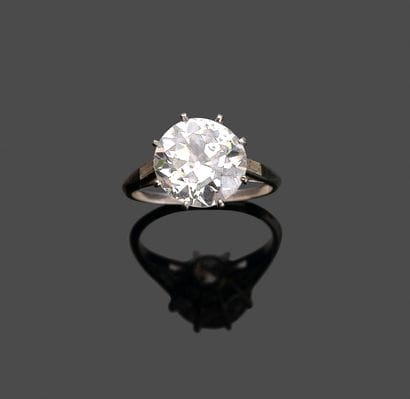 Solitaire ring in platinum (900 thousandths)...