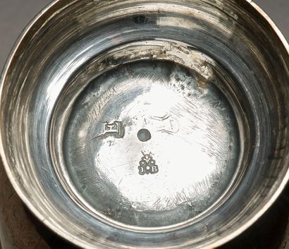 Timbale tulipe en argent 950 millièmes à...