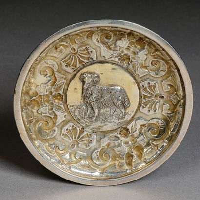 COUPE ou POKAL en argent (800). Le pied circulaire...